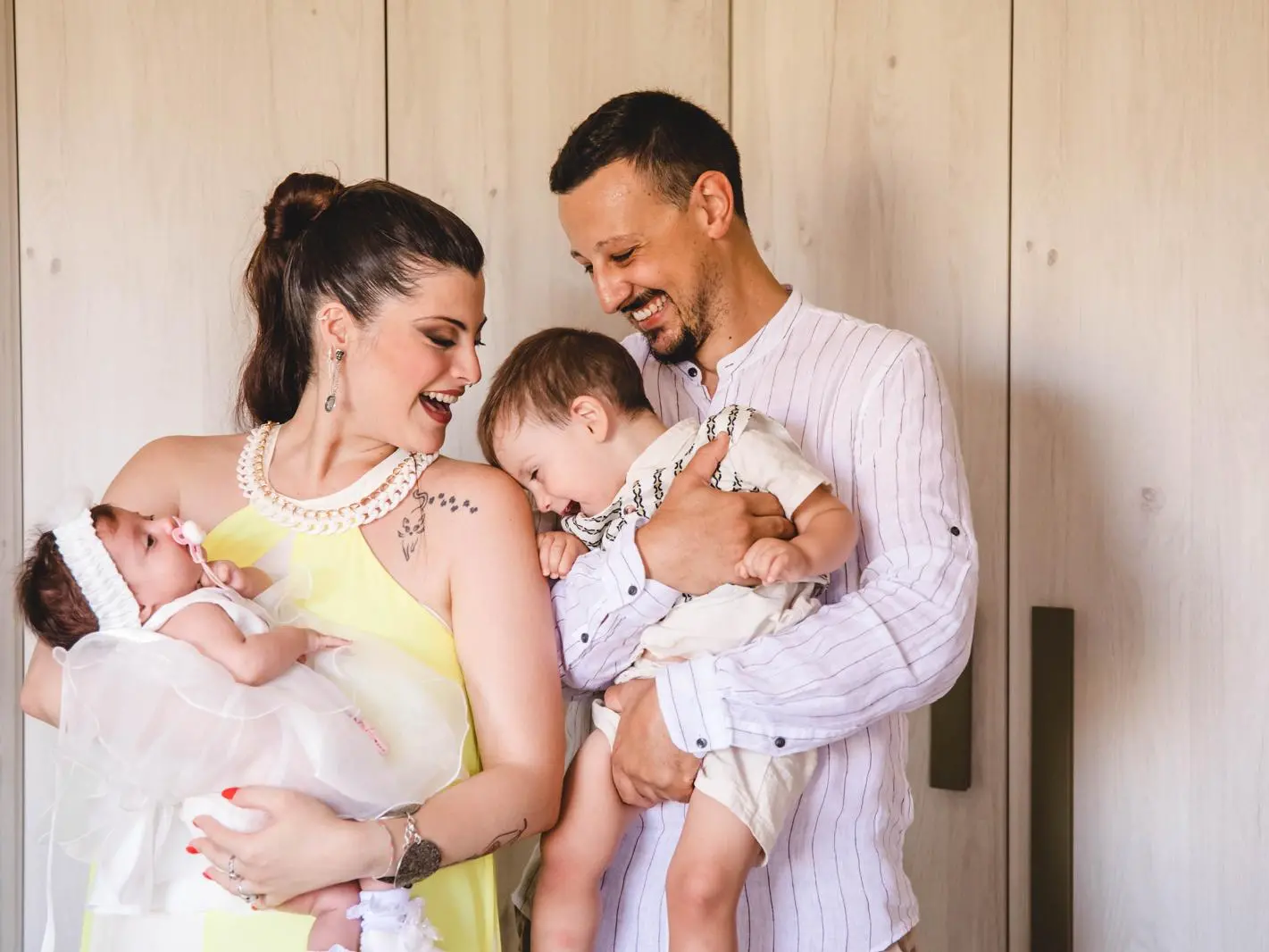 Due figli, mille sfide quotidiane e un amore incondizionato: il bello (e il difficile) di essere genitori oggi