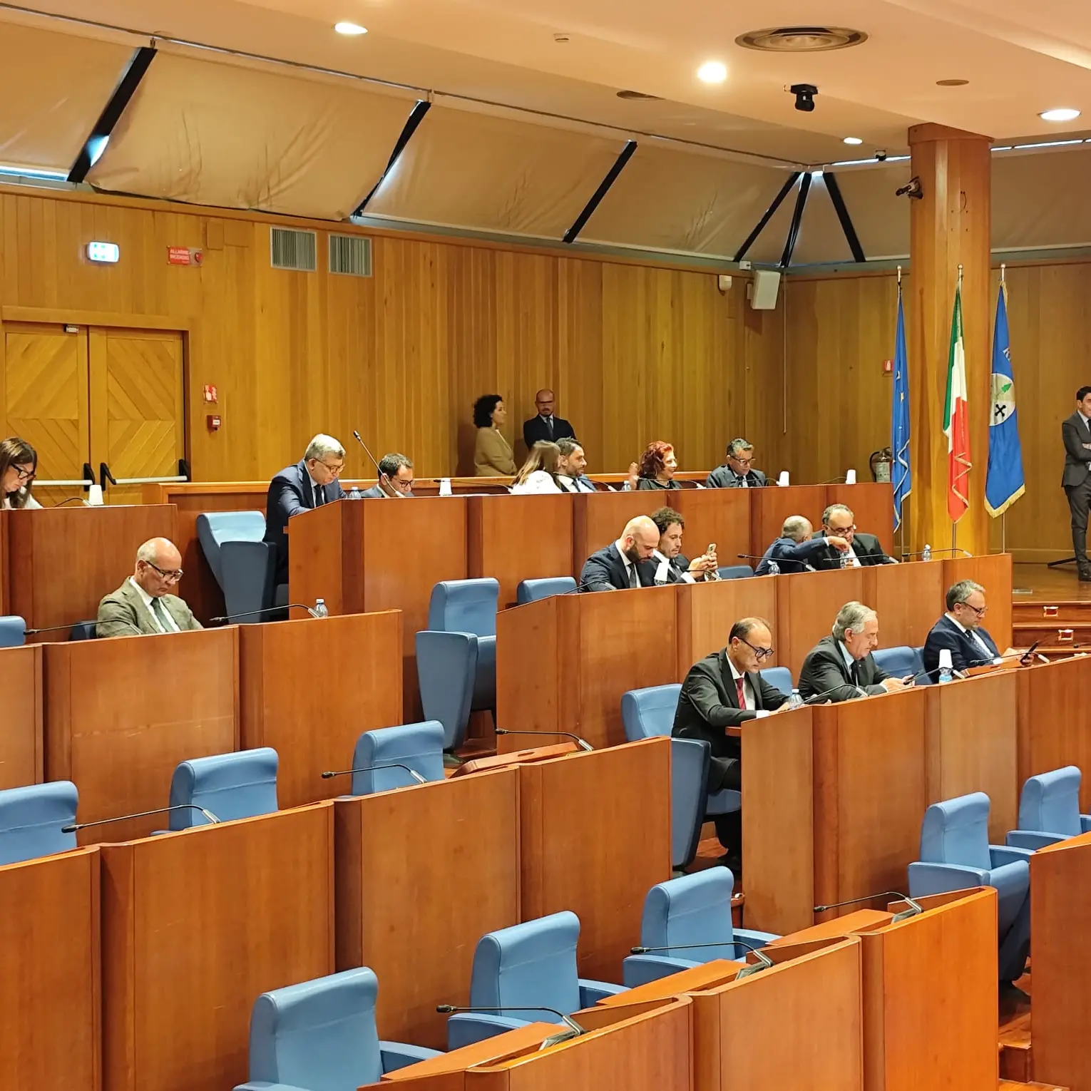Occhiuto in Consiglio: «Non mi dimetto per l’inchiesta, sarò prosciolto». Poi punge l’opposizione: «Siete nervosi»\n