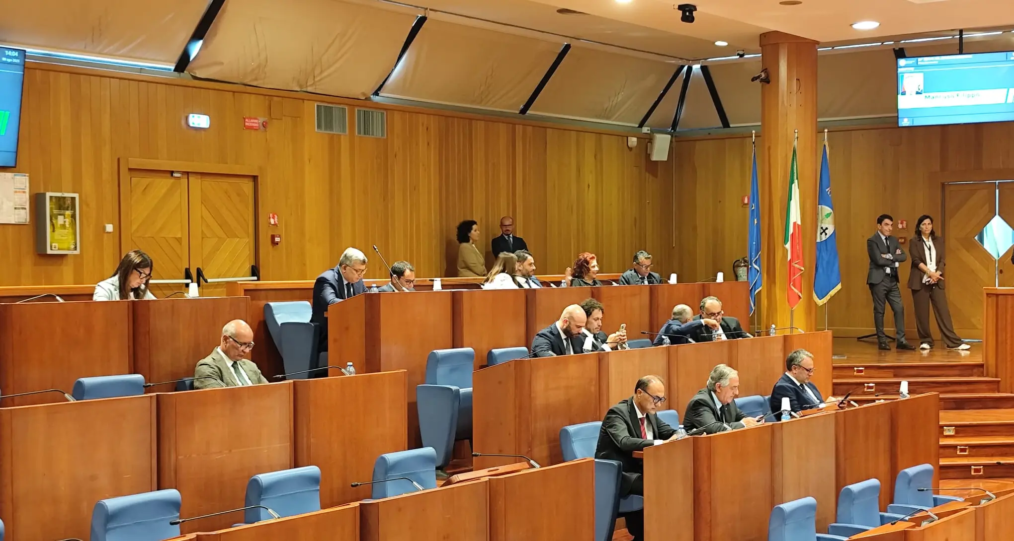 Occhiuto in Consiglio: «Non mi dimetto per l’inchiesta, sarò prosciolto». Poi punge l’opposizione: «Siete nervosi»\n