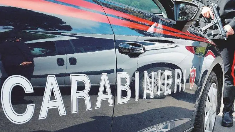 Attimi di follia a Vibo, commerciante colpito con manganelli da due persone con il volto incappucciato\n