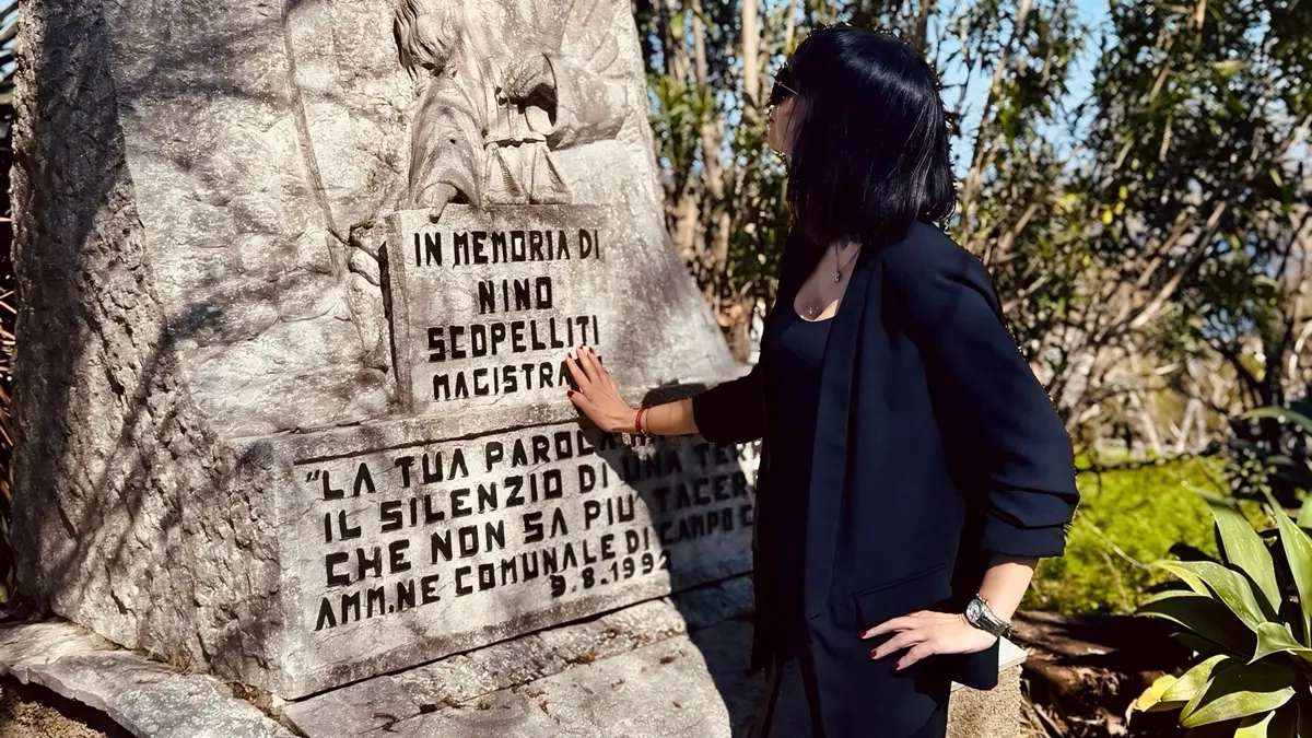 <p>A Piale Rosanna Scopelliti accanto al monumento in memoria del padre, il giudice Antonino Scopelliti</p>\\n