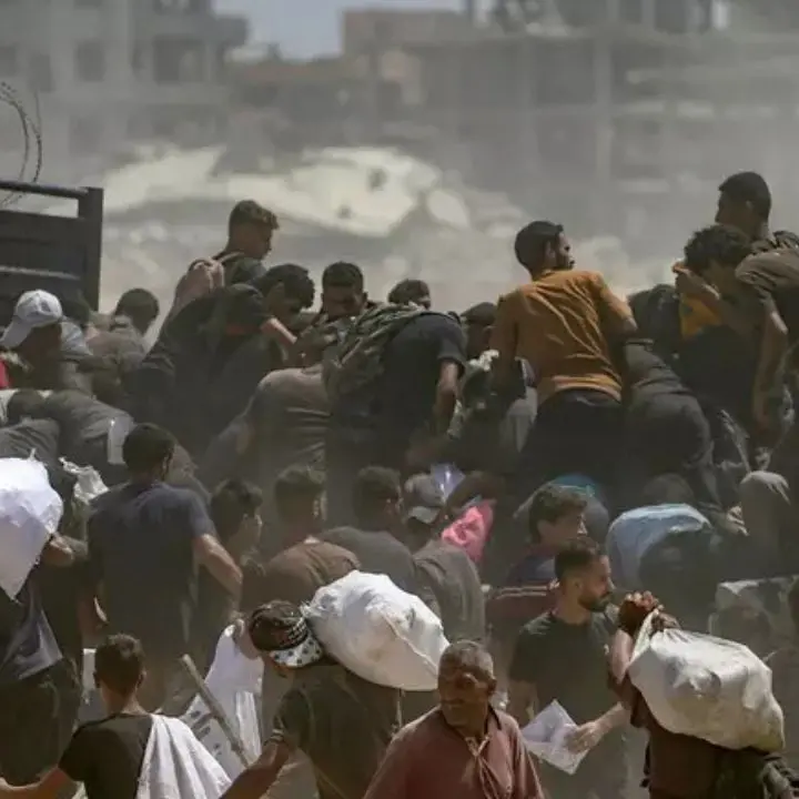 Guerra in Medio Oriente, sette palestinesi uccisi dal fuoco israeliano a Gaza: due aspettavano aiuti umanitari\n