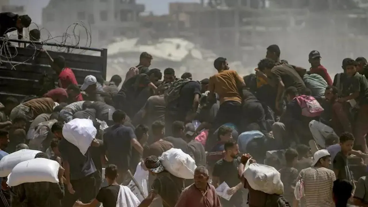Guerra in Medio Oriente, sette palestinesi uccisi dal fuoco israeliano a Gaza: due aspettavano aiuti umanitari\n