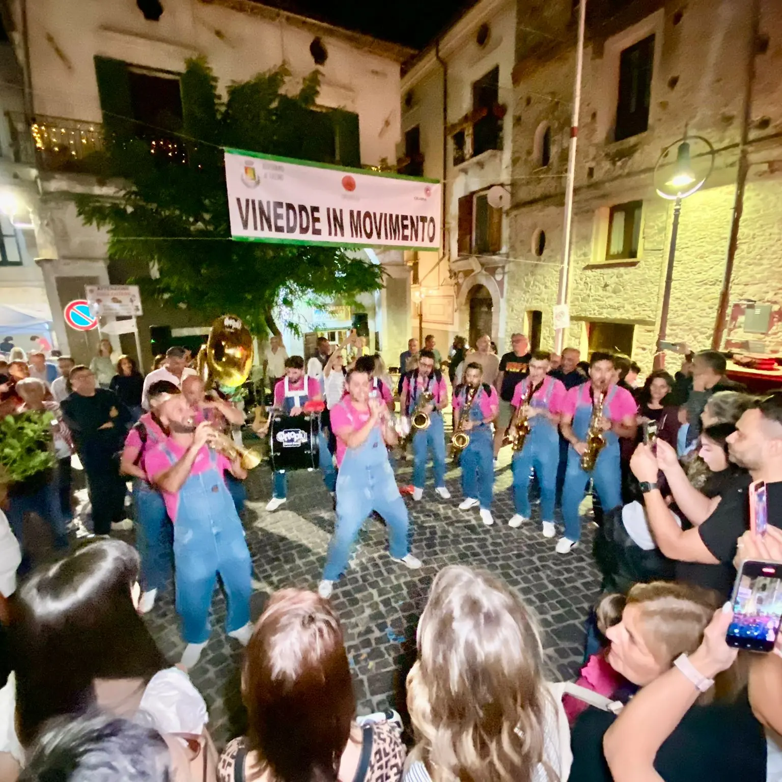 “Vinedde in Movimento”\u00A0conquista Longobucco: arte, musica e sapori riempiono il borgo