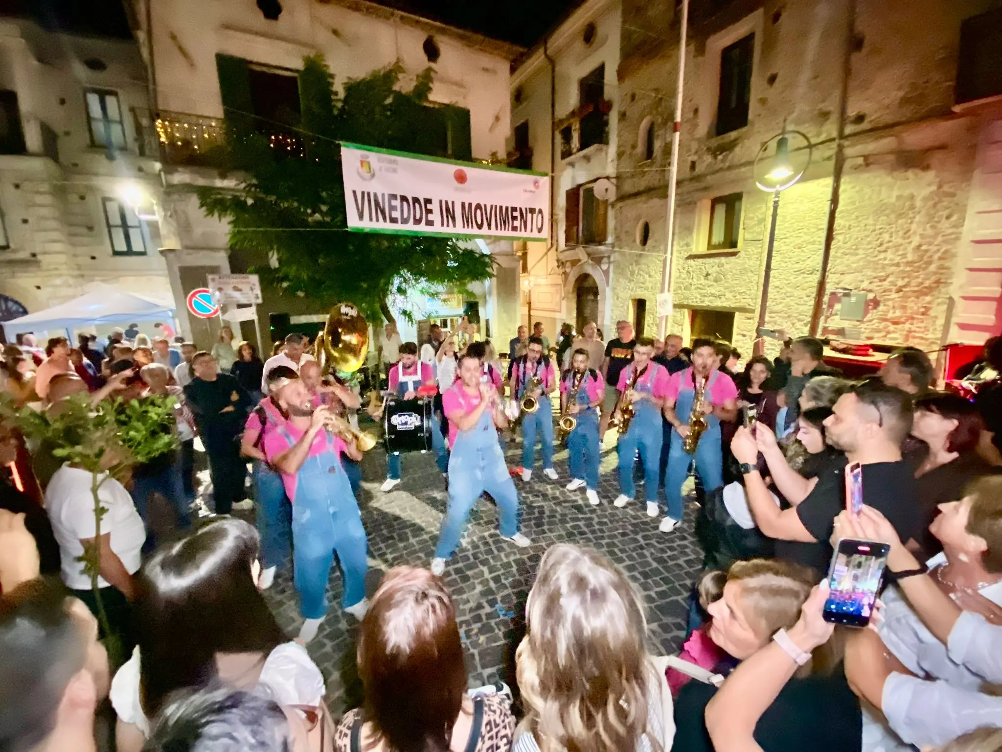 “Vinedde in Movimento”\u00A0conquista Longobucco: arte, musica e sapori riempiono il borgo