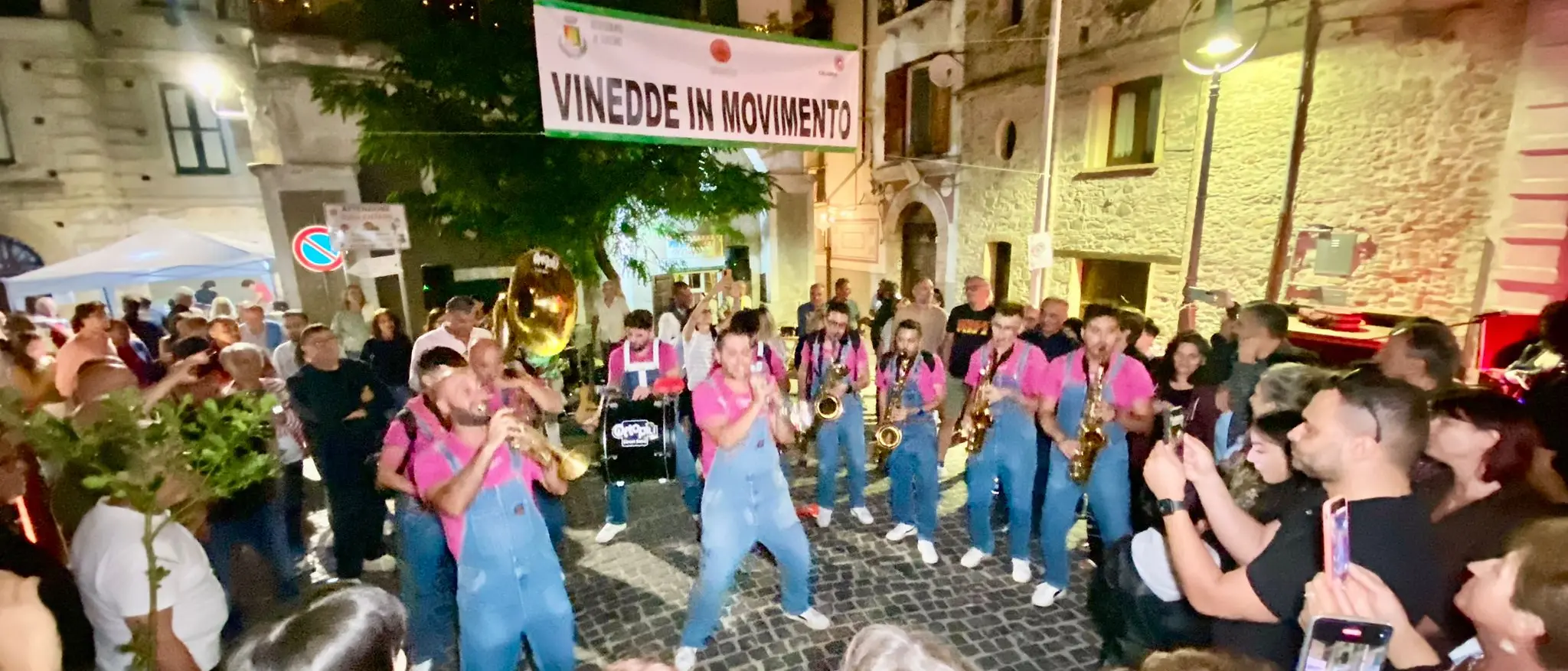 “Vinedde in Movimento”\u00A0conquista Longobucco: arte, musica e sapori riempiono il borgo