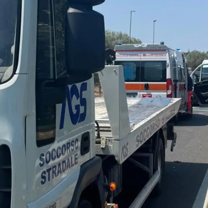 Incidente stradale sulla Statale 106 a Corigliano Rossano: quattro feriti\n