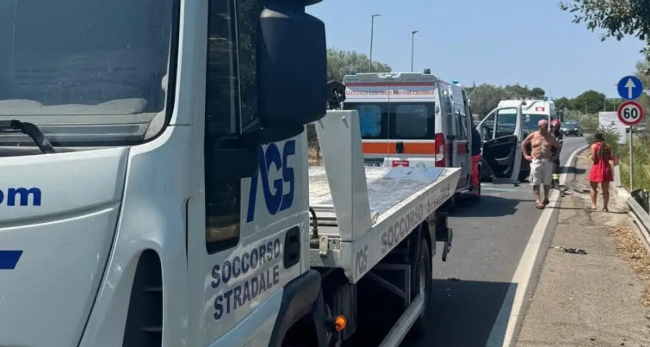 Incidente stradale sulla Statale 106 a Corigliano Rossano: quattro feriti\n