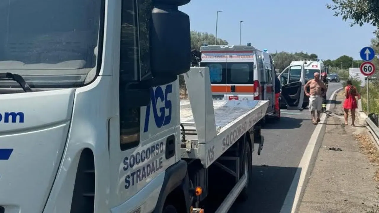 Incidente stradale sulla Statale 106 a Corigliano Rossano: quattro feriti\n