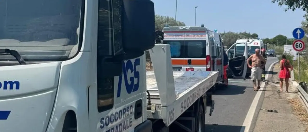 Incidente stradale sulla Statale 106 a Corigliano Rossano: quattro feriti\n