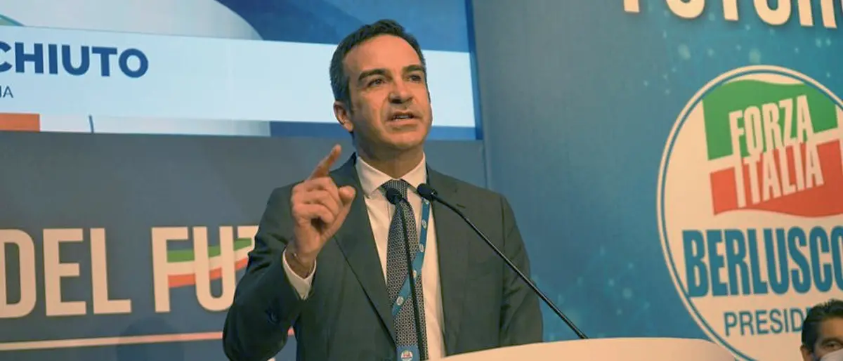 Occhiuto porta al voto un centrodestra che non ne ha\u00A0voglia ma\u00A0si lamenta a bassa voce. L’opposizione in ritardo spera in Tridico\n