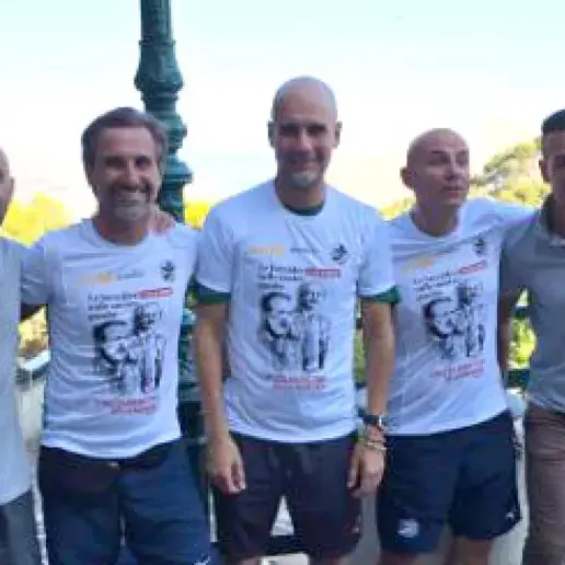 Guardiola a Palermo con la maglietta di Falcone e Borsellino: «Le loro idee corrono sulle nostre gambe»\n