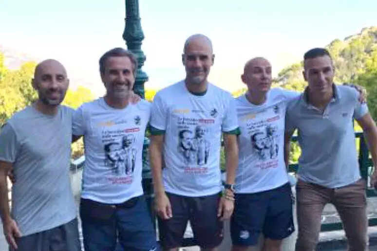 Guardiola a Palermo con la maglietta di Falcone e Borsellino: «Le loro idee corrono sulle nostre gambe»\n