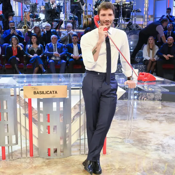 Pier Silvio lancia la sfida con la Ruota e Rai1 accelera: Affari Tuoi anticipa il ritorno per arginare l’assalto di Gerry Scotti\n