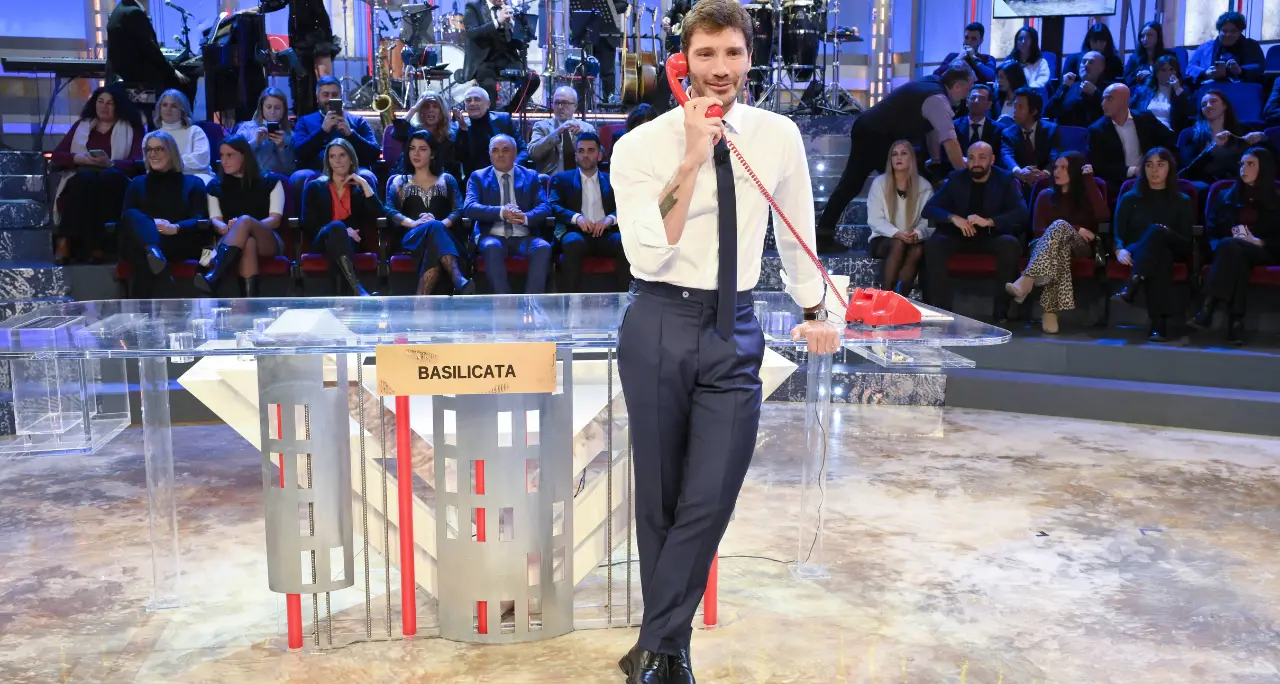 Pier Silvio lancia la sfida con la Ruota e Rai1 accelera: Affari Tuoi anticipa il ritorno per arginare l’assalto di Gerry Scotti\n