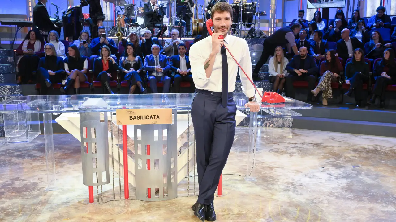 Pier Silvio lancia la sfida con la Ruota e Rai1 accelera: Affari Tuoi anticipa il ritorno per arginare l’assalto di Gerry Scotti\n