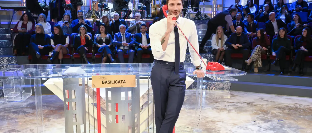 Pier Silvio lancia la sfida con la Ruota e Rai1 accelera: Affari Tuoi anticipa il ritorno per arginare l’assalto di Gerry Scotti\n