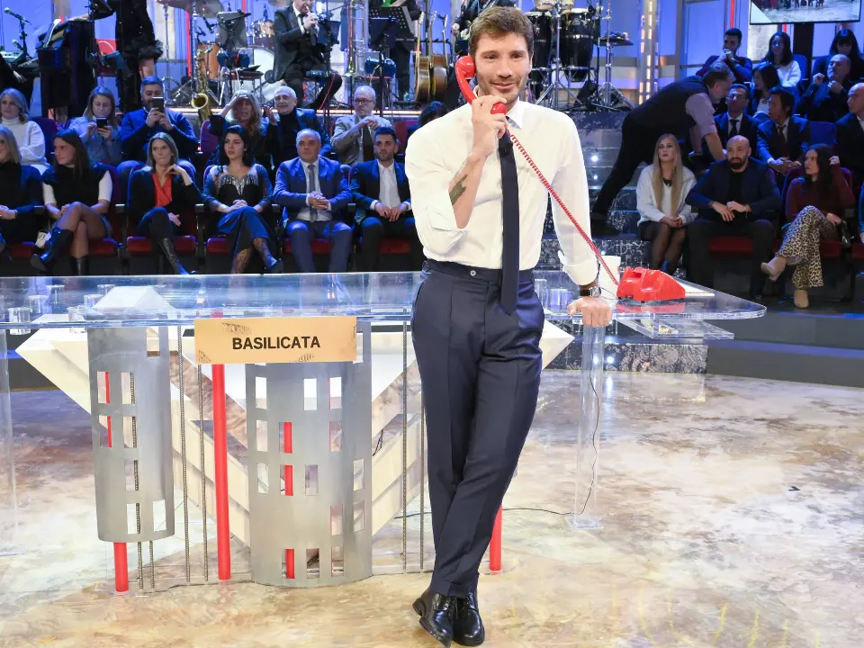 Pier Silvio lancia la sfida con la Ruota e Rai1 accelera: Affari Tuoi anticipa il ritorno per arginare l’assalto di Gerry Scotti