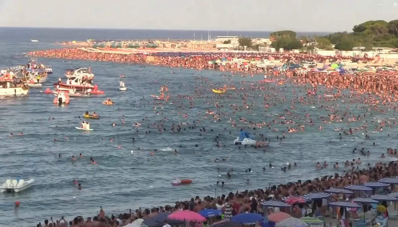 Soverato rivive la processione della Madonna a mare tra fede e tradizione\n