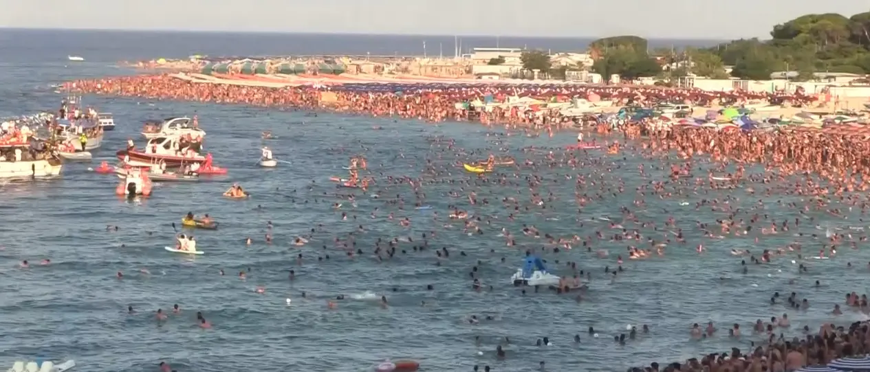 Soverato rivive la processione della Madonna a mare tra fede e tradizione\n