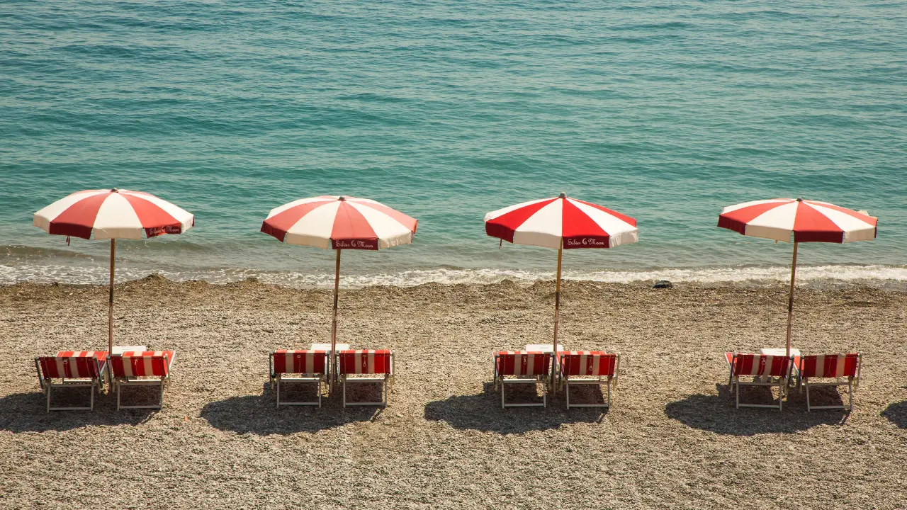 Il turismo crolla del 25%, così la Calabria ha perso le estati\u00A0“autentiche” degli anni ‘80\u00A0 per inseguire il lusso\n