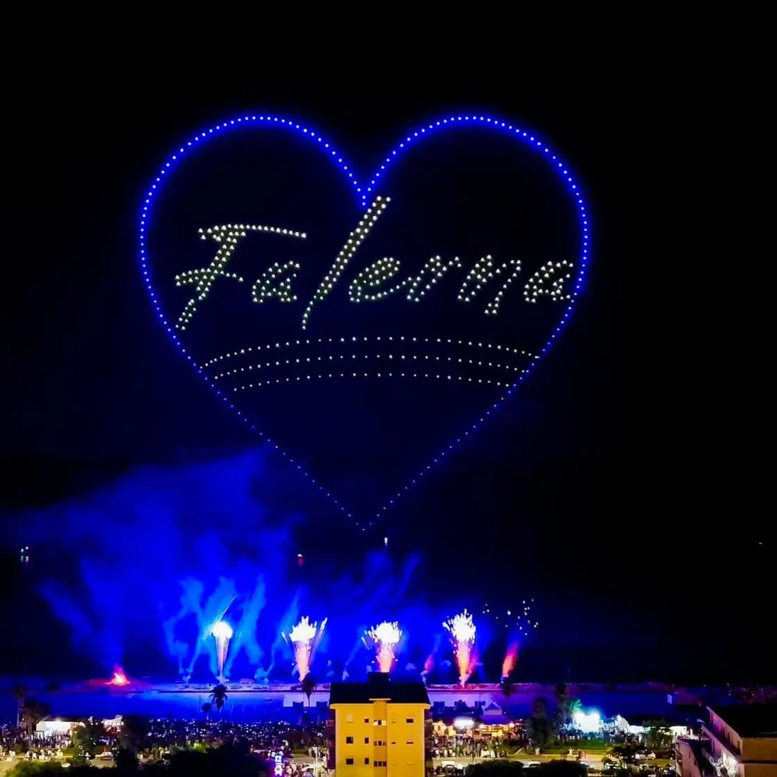 Falerna pronta a stupire a Ferragosto: spettacoli unici in Italia con 500 droni luminosi e 500 “pyrodronesˮ\n