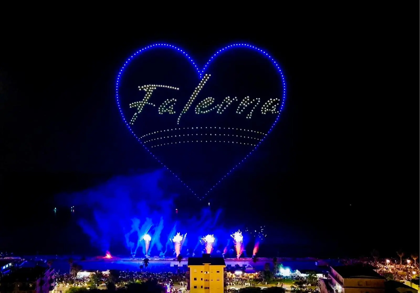 Falerna pronta a stupire a Ferragosto: spettacoli unici in Italia con 500 droni luminosi e 500 “pyrodronesˮ\n