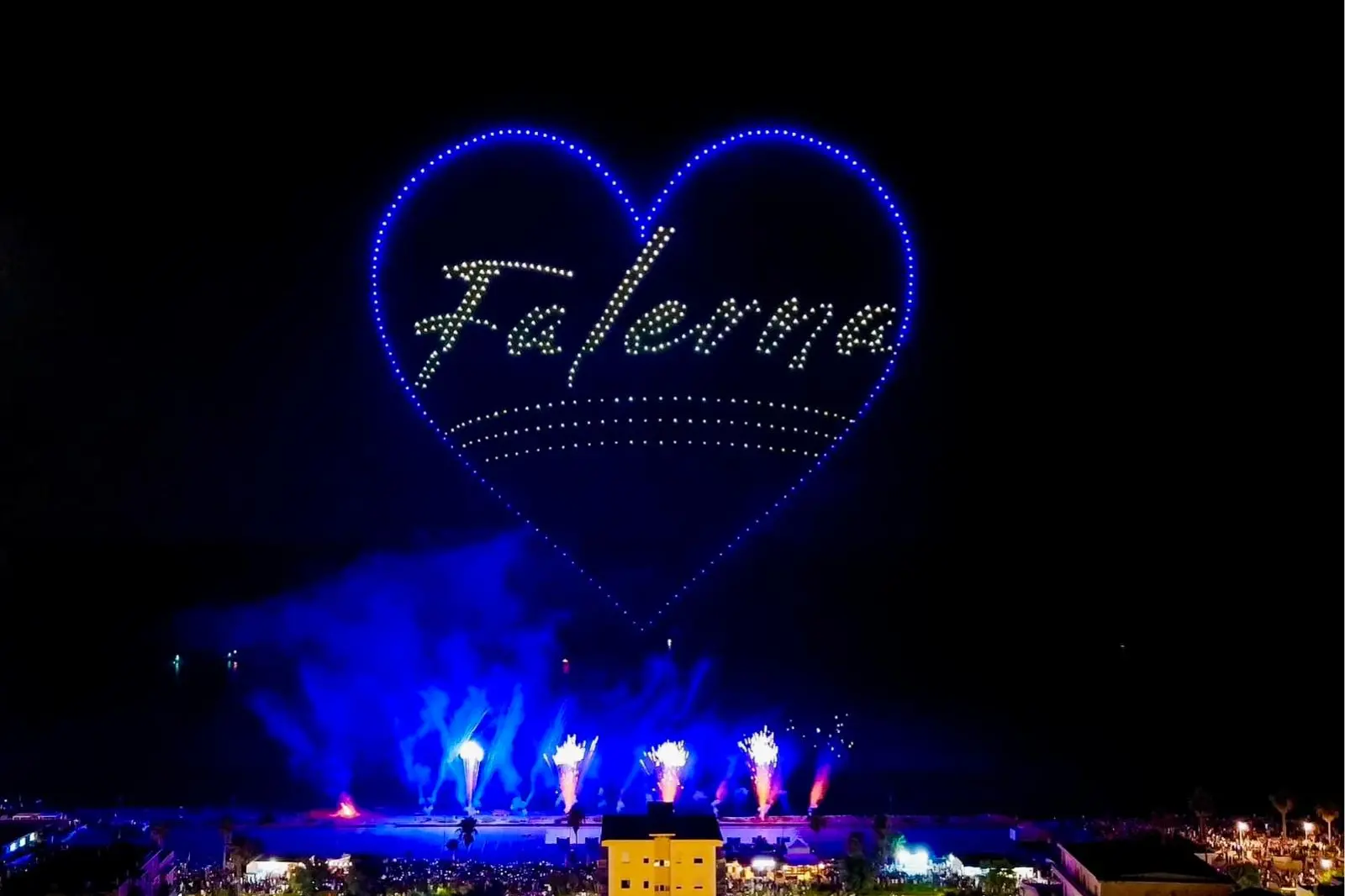 Falerna pronta a stupire a Ferragosto: spettacoli unici in Italia con 500 droni luminosi e 500 “pyrodronesˮ\n