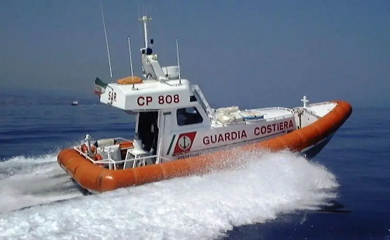 Imbarcazioni in difficoltà nel Crotonese, la Guardia costiera effettua 3\u00A0salvataggi in mare in poche ore