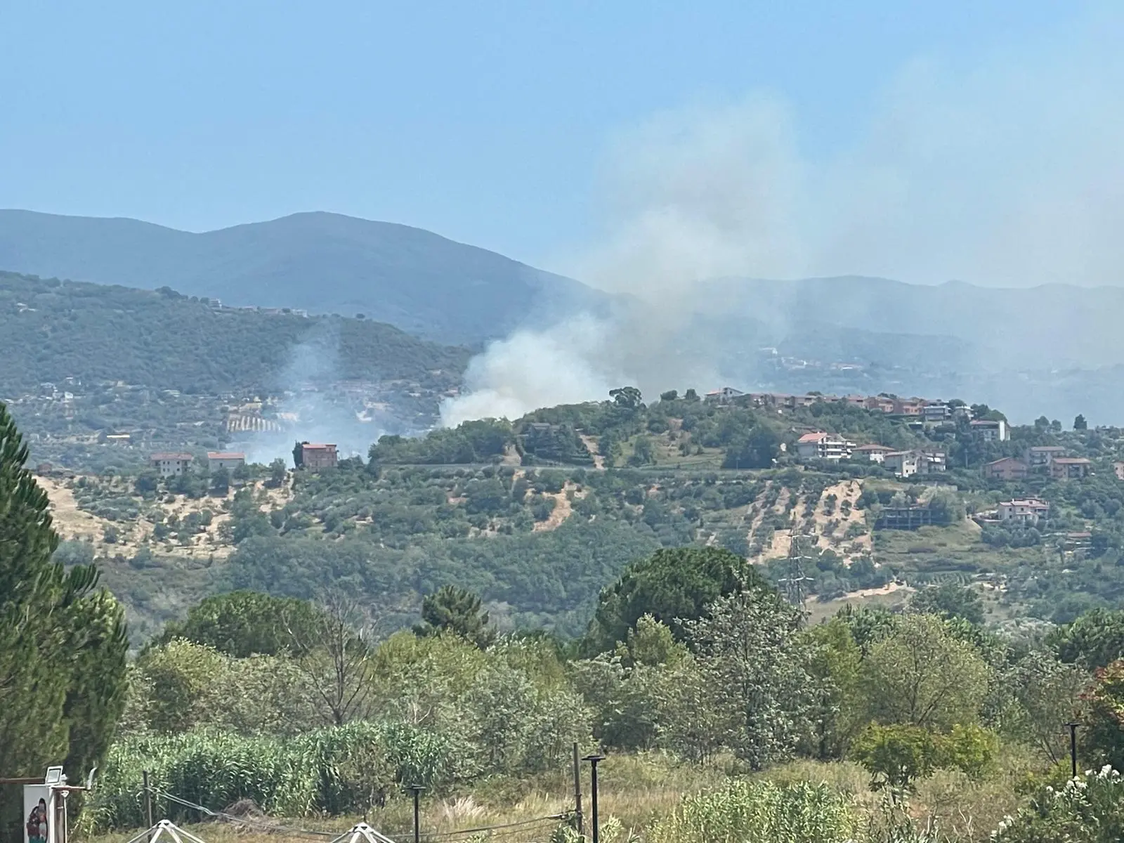 Vasto incendio a Zumpano, fiamme a ridosso delle abitazioni