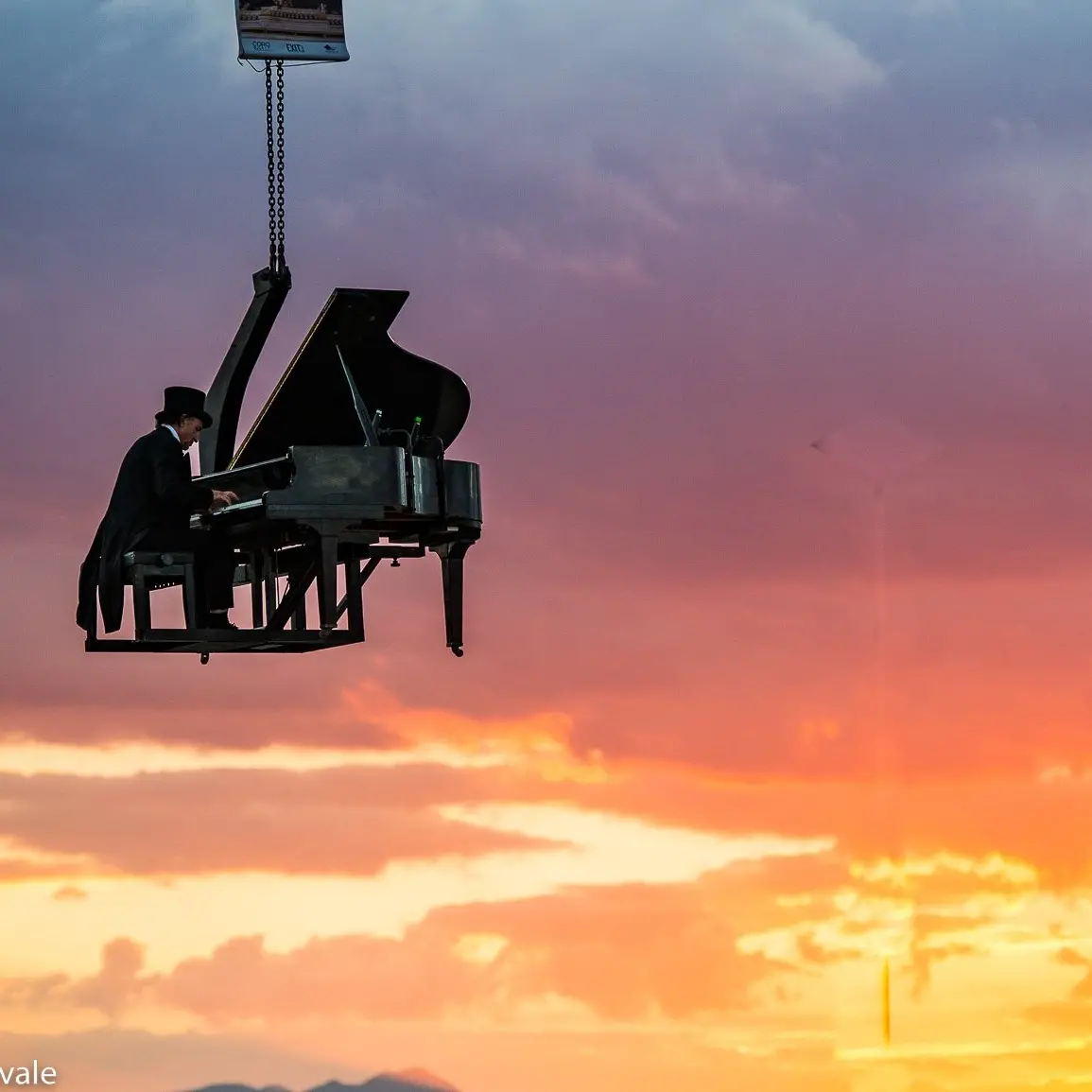 A Sangineto il pianista fuori posto Paolo Zanarella: suonerà sospeso in aria per un concerto solidale\n