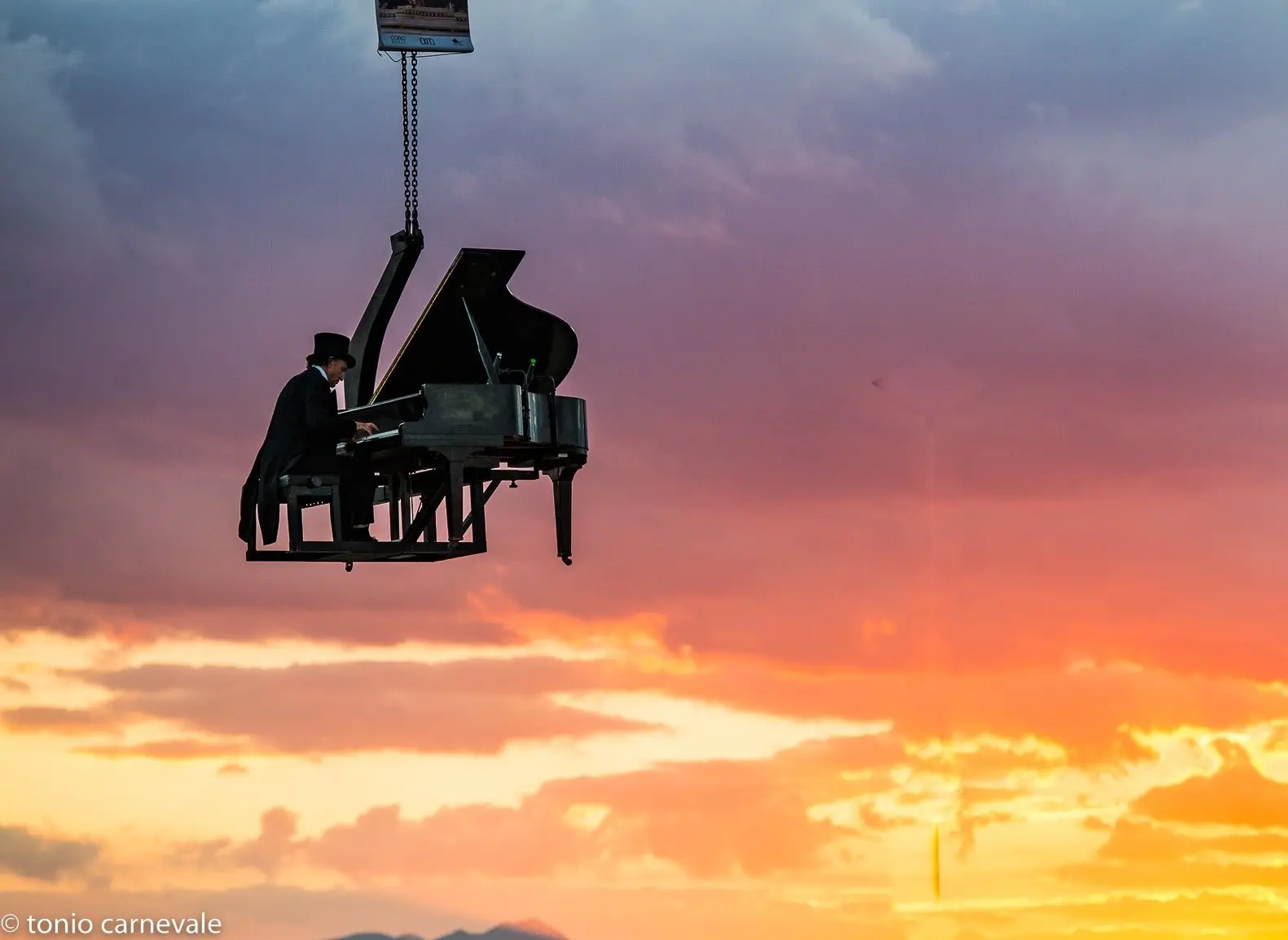 A Sangineto il pianista fuori posto Paolo Zanarella: suonerà sospeso in aria per un concerto solidale\n
