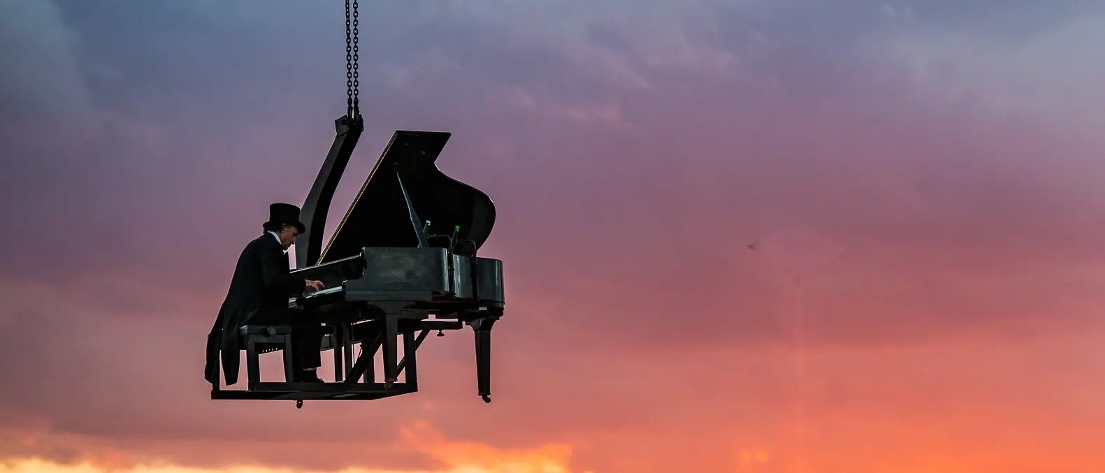 A Sangineto il pianista fuori posto Paolo Zanarella: suonerà sospeso in aria per un concerto solidale\n