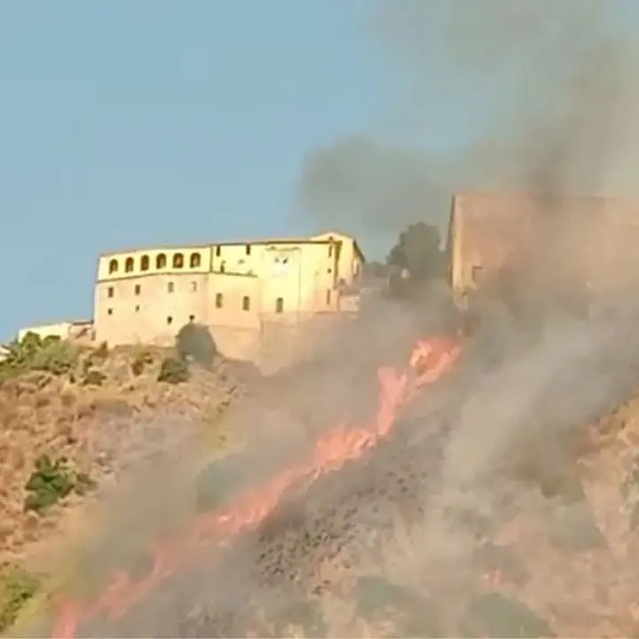Fiumefreddo in fiamme: rogo minaccia abitazioni | VIDEO\n