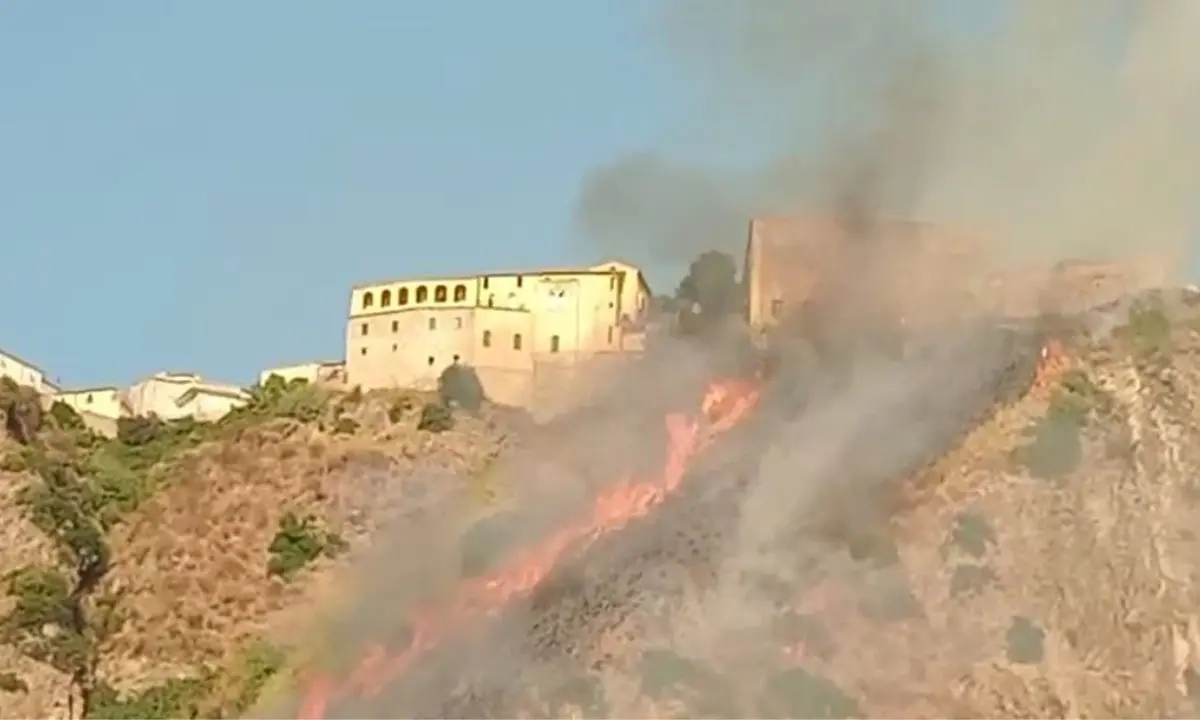 Fiumefreddo in fiamme: rogo minaccia abitazioni | VIDEO\n