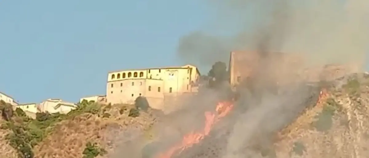 Fiumefreddo in fiamme: rogo minaccia abitazioni | VIDEO\n