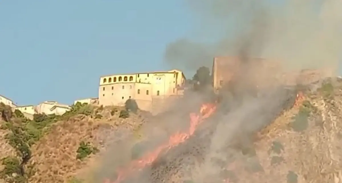 Fiumefreddo in fiamme: rogo minaccia abitazioni