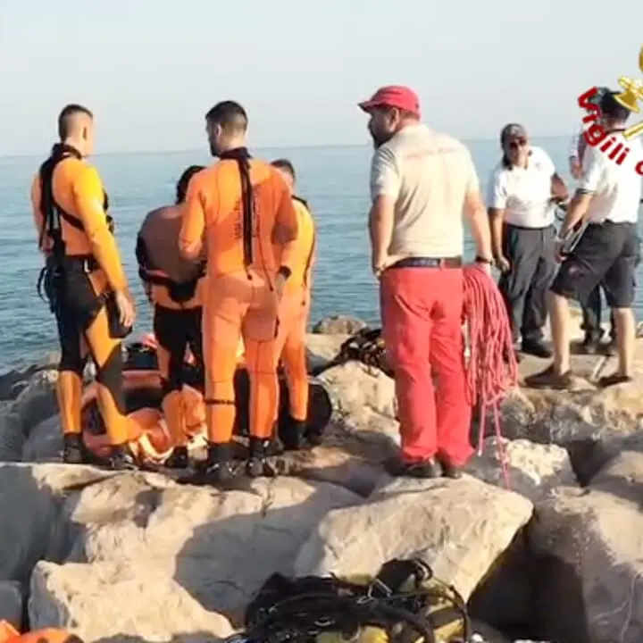 Ritrovato senza vita il piccolo Carlo di 6 anni. Il corpo era a cento metri dalla riva da cui si era tuffato