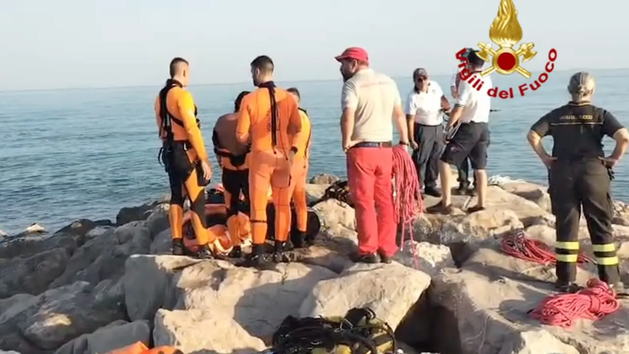 Ritrovato senza vita il piccolo Carlo di 6 anni. Il corpo era a cento metri dalla riva da cui si era tuffato