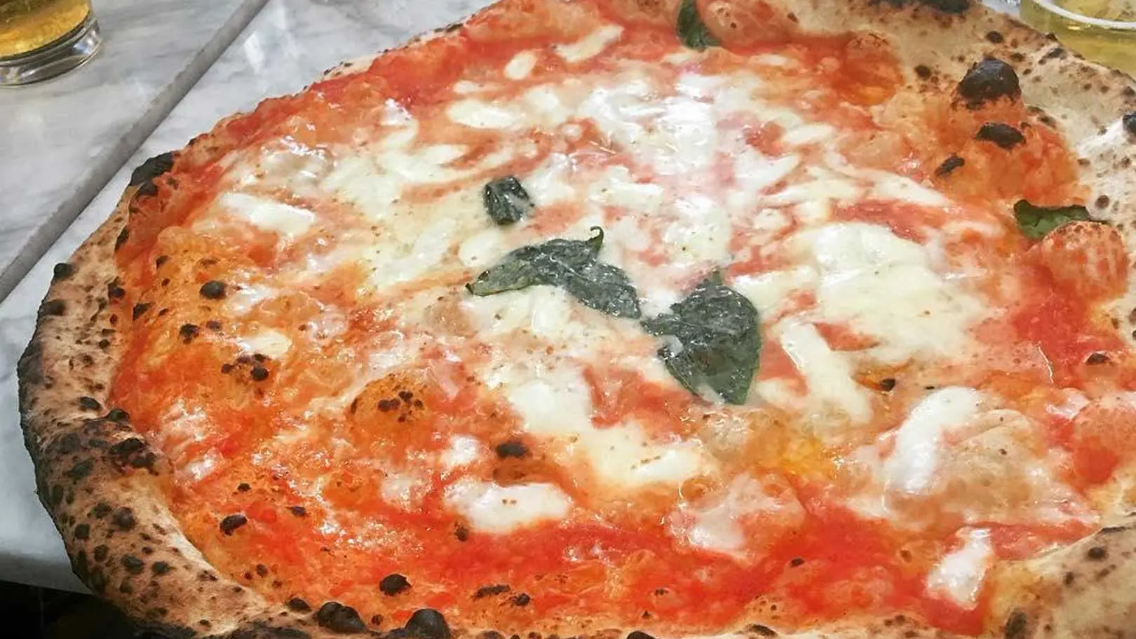 La pizza Margherita preparata \"Da Michele\"