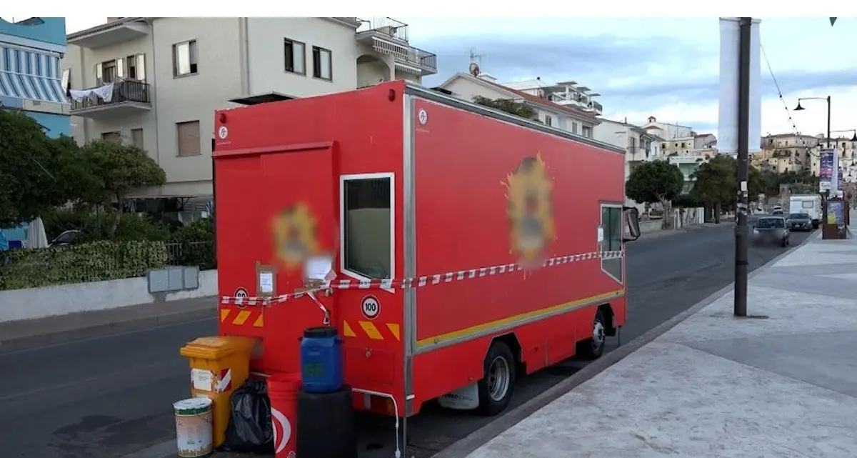 Botulino a Diamante, i selfie dell’orrore davanti al camioncino sequestrato: la denuncia dell’Ordine dei medici di Cosenza\n