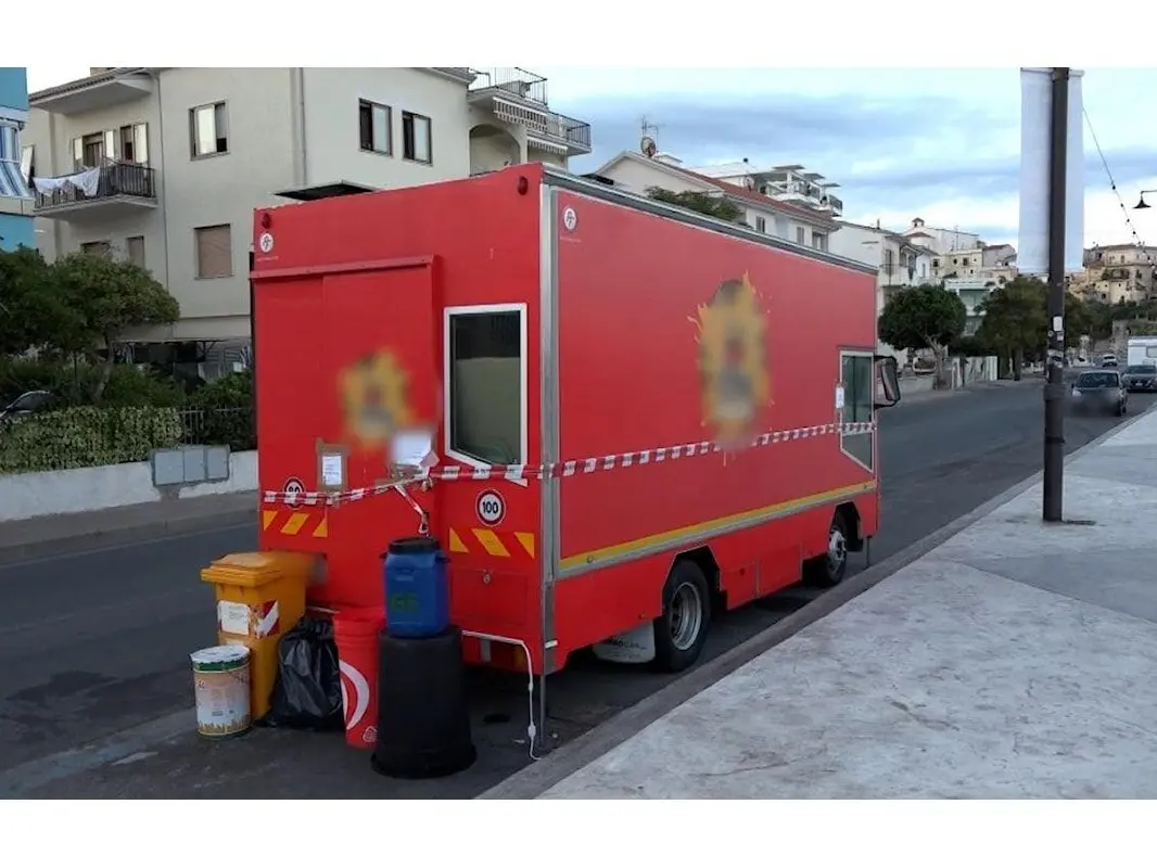 Botulino a Diamante, i selfie dell’orrore davanti al camioncino sequestrato: la denuncia dell’Ordine dei medici di Cosenza