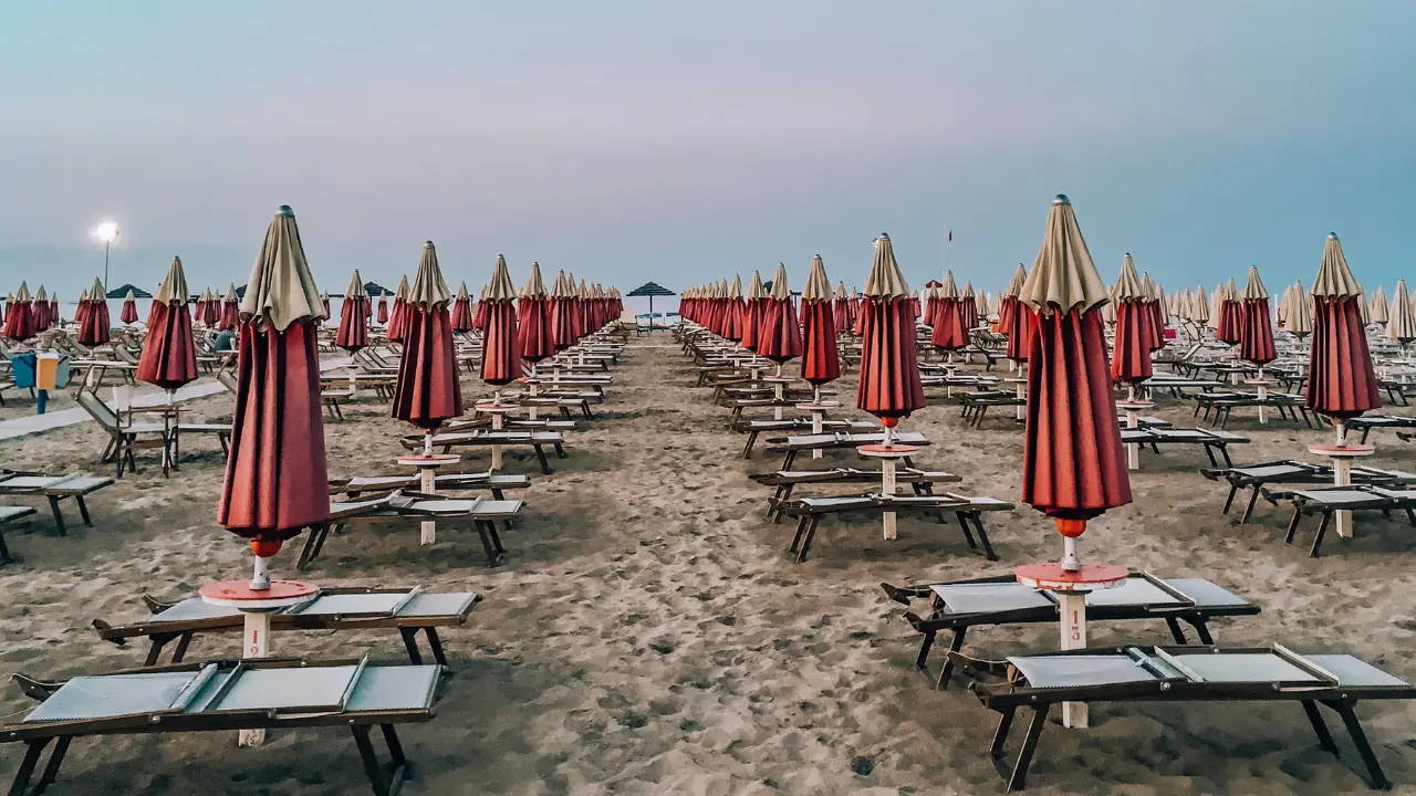 Turismo in crisi, crollano le presenze anche in Calabria: «Povertà in aumento, le ferie sono un miraggio»\n