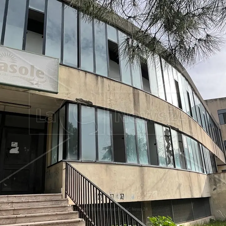 Reggio, il degradato ex mercato Girasole di nuovo in vendita: mancata l’occasione per trasformarlo nella nuova sede dell’Archivio di Stato