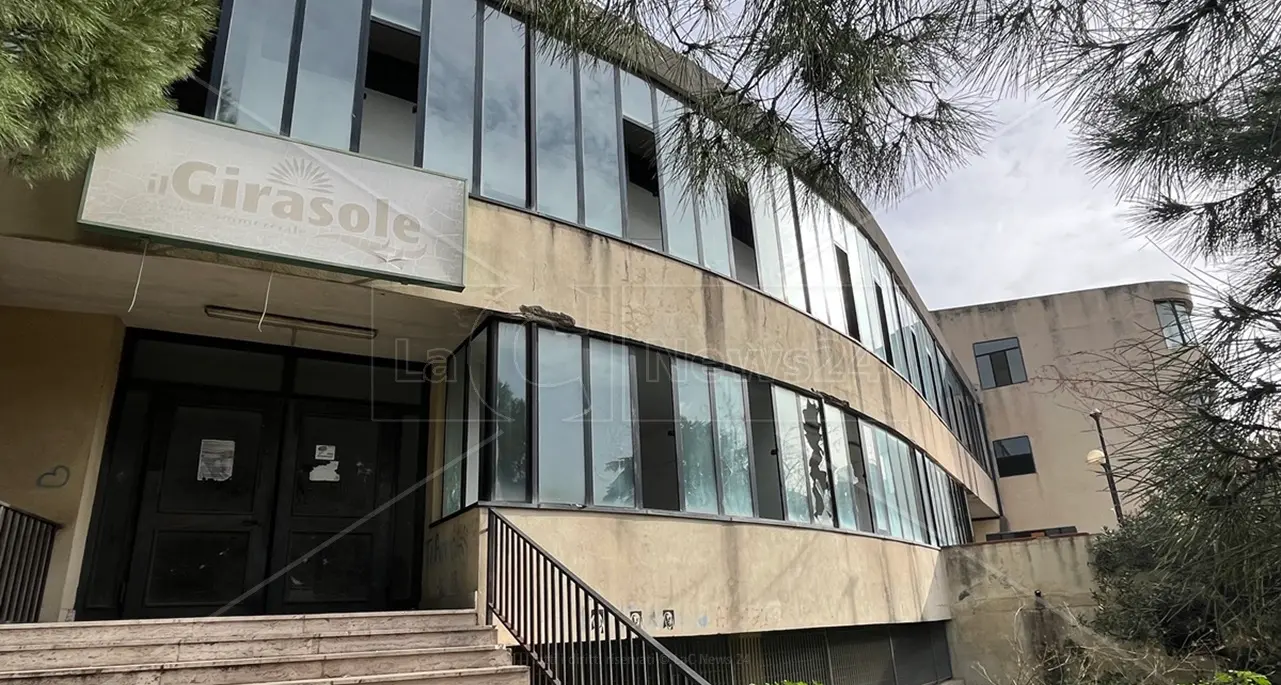 Reggio, il degradato ex mercato Girasole di nuovo in vendita: mancata l’occasione per trasformarlo nella nuova sede dell’Archivio di Stato