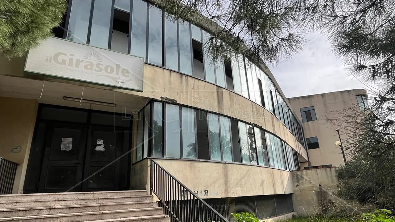 Reggio, il degradato ex mercato Girasole di nuovo in vendita: mancata l’occasione per trasformarlo nella nuova sede dell’Archivio di Stato