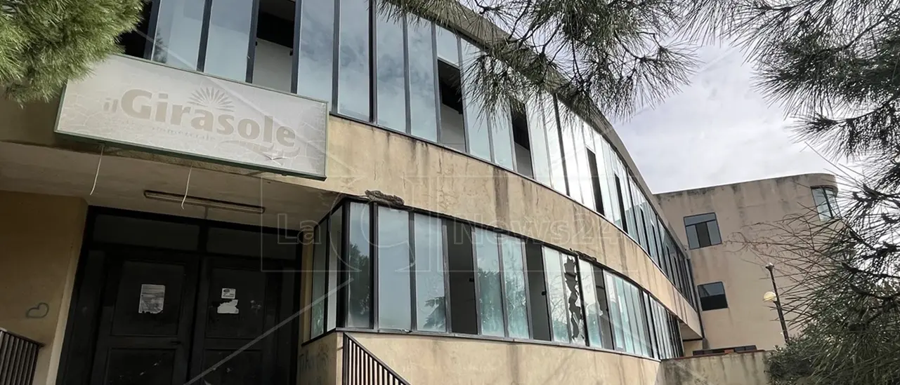Reggio, il degradato ex mercato Girasole di nuovo in vendita: mancata l’occasione per trasformarlo nella nuova sede dell’Archivio di Stato