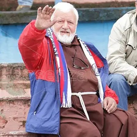 Padre Fedele non c’è più: il frate ultrà è morto a Cosenza. Aveva 87 anni