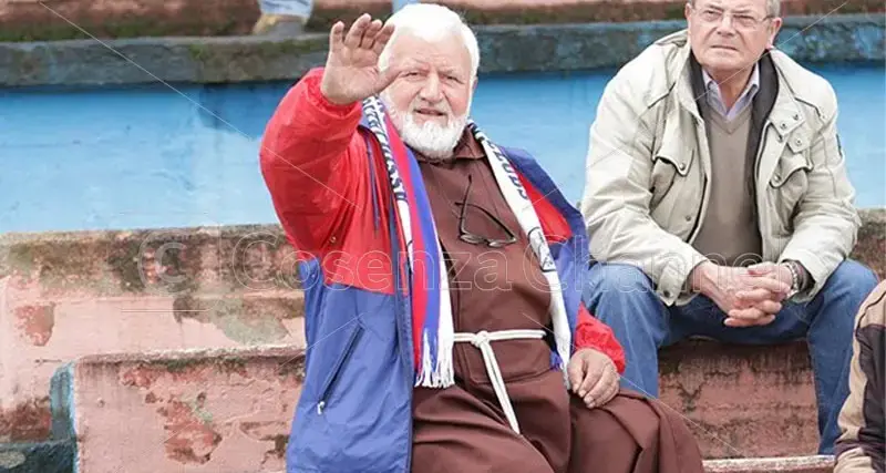 Padre Fedele non c’è più: il frate ultrà è morto a Cosenza. Aveva 87 anni