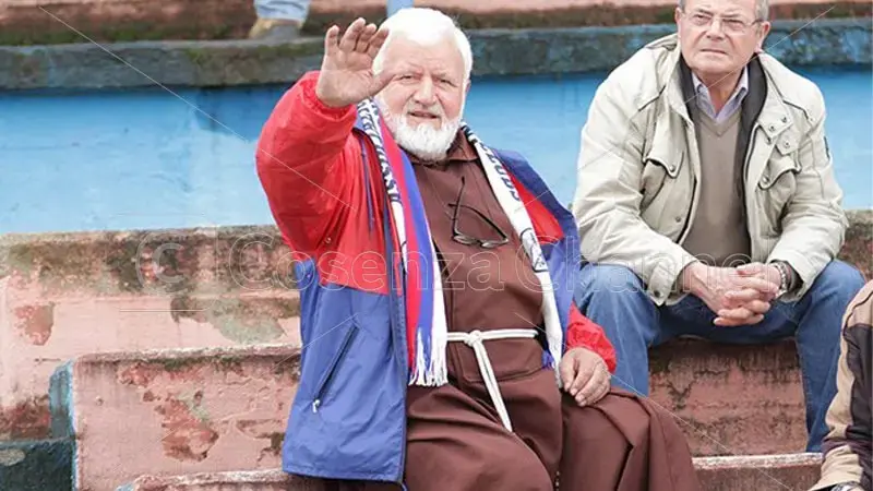 Padre Fedele non c’è più: il frate ultrà è morto a Cosenza. Aveva 87 anni